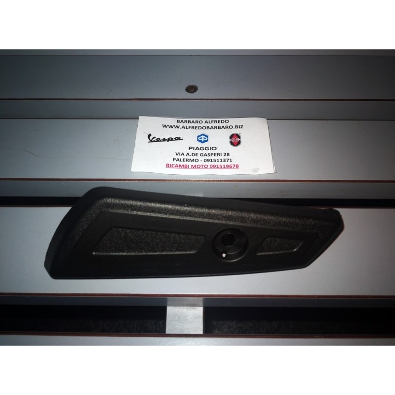 Poggiapiedi sinistro Piaggio Beverly 125 250 300 400 500 originale piaggio CM014401000C pedanina